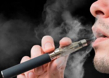 Continua consumo de vaper o cigarrillos electrónicos en centros educativos, ante mirada indiferente de autoridades