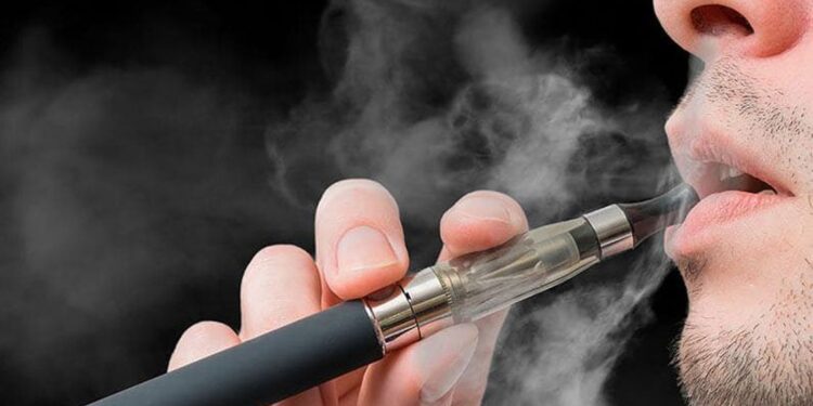 Continua consumo de vaper o cigarrillos electrónicos en centros educativos, ante mirada indiferente de autoridades