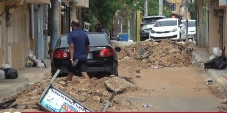 Trabajos cloacal sin concluir en sector 30 de mayo, DN, residentes se quejan.