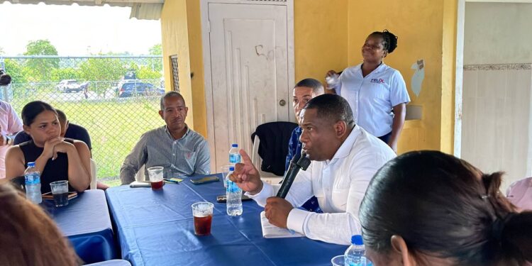 Diputado Félix Encarnación se Reúne con líderes comunitarios de la Zona de Expansión SDO