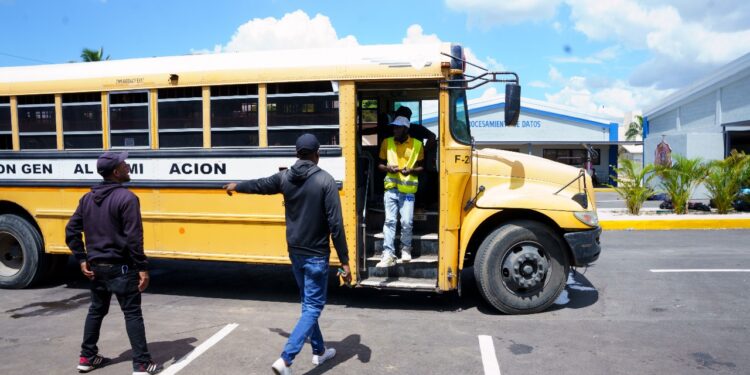 Avanza operativo de Migración para cumplir meta de deportar 10 mil extranjeros irregulares por semana