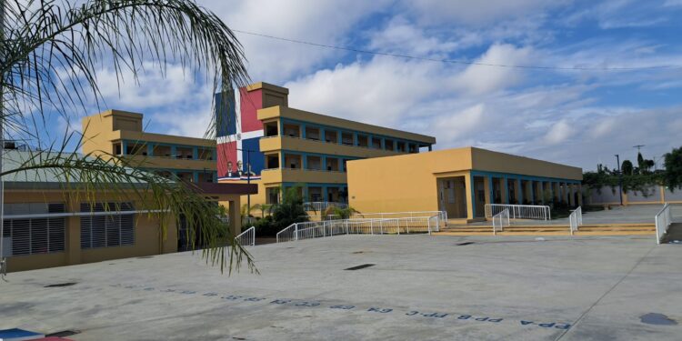 Escuela Príamo Rodríguez continúa sin profesores tres meses después de iniciar el año escolar