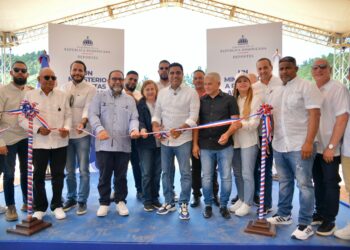 Ministro de Deportes Kelvin Cruz inaugura play de softbol en Manabao Jarabacoa