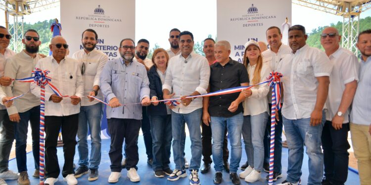 Ministro de Deportes Kelvin Cruz inaugura play de softbol en Manabao Jarabacoa