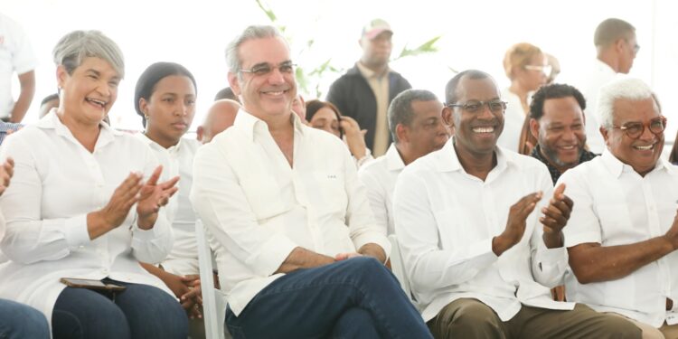 Presidente Abinader entrega 1,700 títulos de propiedad en Quisqueya, San Pedro de Macorís