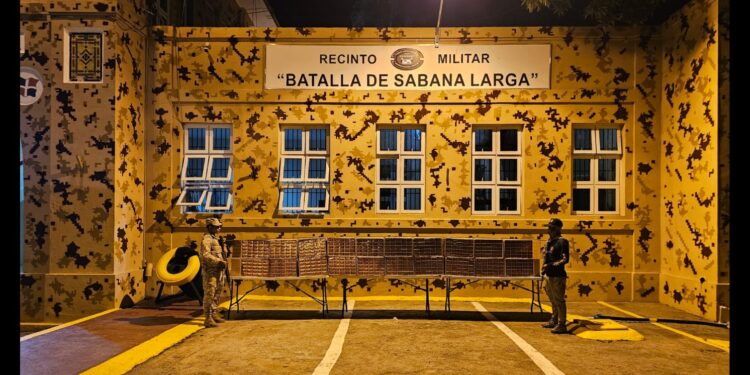 CESFronT y Ejército decomisan 200,000 unidades de cigarrillos en una casa abandonada en Dajabón