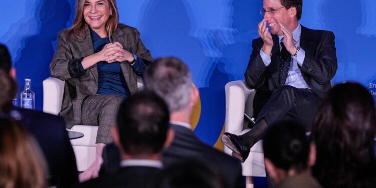 Carolina Mejía es reconocida en Madrid por su exitoso modelo de alianza público-privada comunitaria