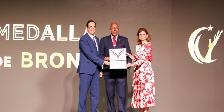 Contraloría General obtiene Medalla de Bronce en vigésima entrega del Premio a la Calidad del Sector Público