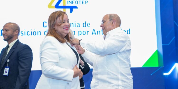 INFOTEP reconoce compromiso de 77 colaboradores imponiéndoles Botón por Antigüedad