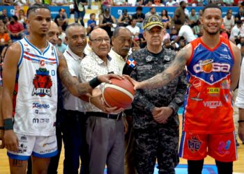 Director IDOPPRIL hace saque de honor XXX Torneo de Baloncesto Superior La Vega