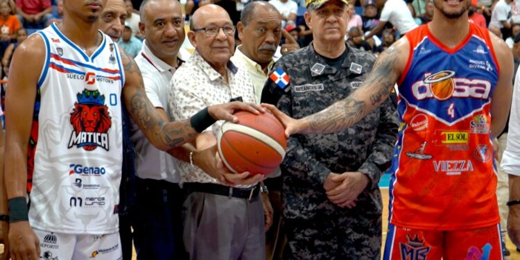 Director IDOPPRIL hace saque de honor XXX Torneo de Baloncesto Superior La Vega