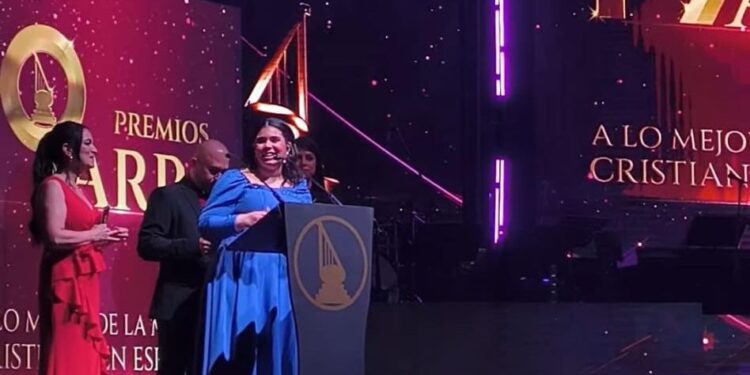 Melody Astacio se presenta en el Teatro Metropolitan de la Ciudad de México con su nuevo sencillo Ahí Estás y Recibe Premio ARPA.
