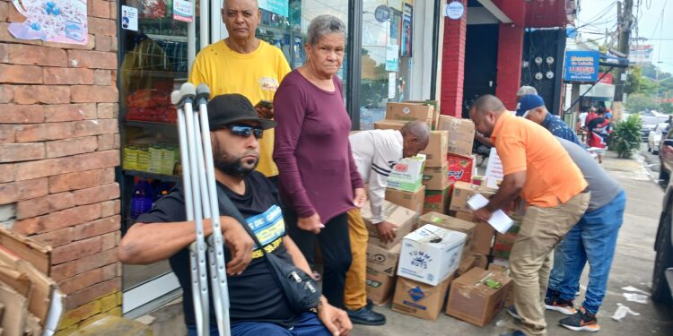 Felipe Félix (Kuki) lleva tradicional reparto “Navidad con Dignidad” a familia escasos recursos SDO