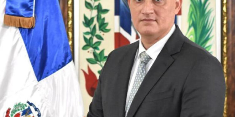 Renuncia ministro de Economía Pavel Isa Contreras