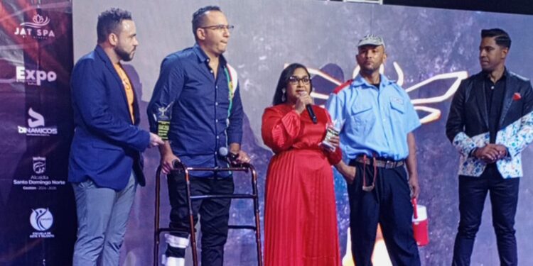 Reconocen a Coralia Lebrón en “Premios Triunfo 2024” como Comunicadora Destacada del Año