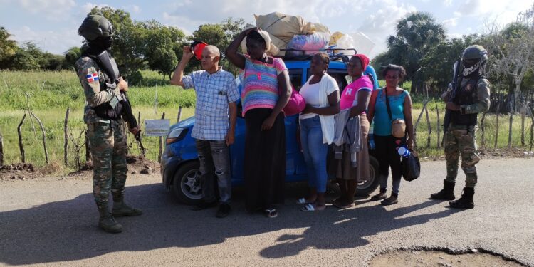 Ejército detiene mínimos repleto de migrantes haitianos indocumentados en Montecristi