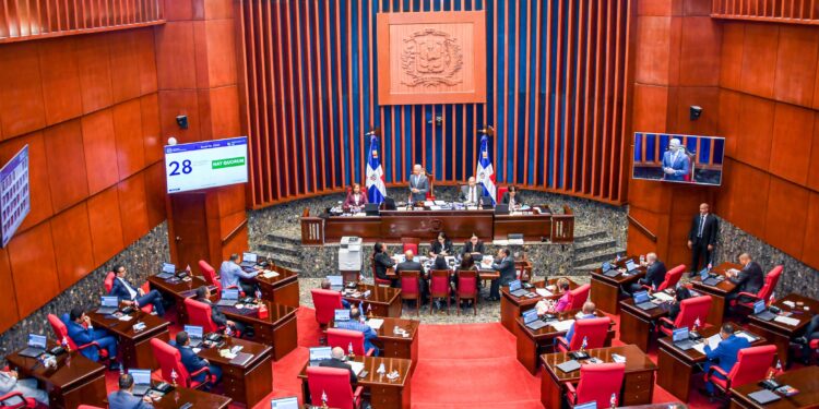 Senado aprueba resolución que solicita a la CNSS y a la SISALRIL incluir cobertura total para procedimiento gigantomastia