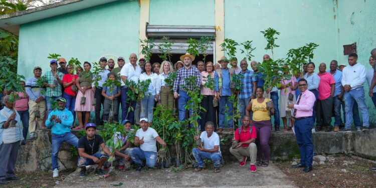FEDA entrega plantas de café a dos cooperativas de Santa Elena, en Barahona