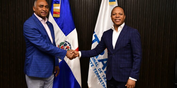 Senador Julito Fulcar impulsa instalación de oficina del INTRANT en Peravia