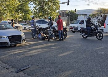 Dos personas heridas por accidente vehicular en avenida Lupeón esquina Caonabo