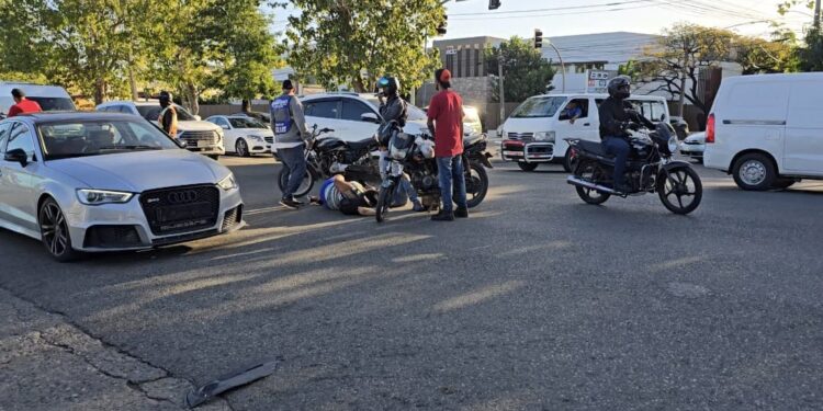 Dos personas heridas por accidente vehicular en avenida Lupeón esquina Caonabo