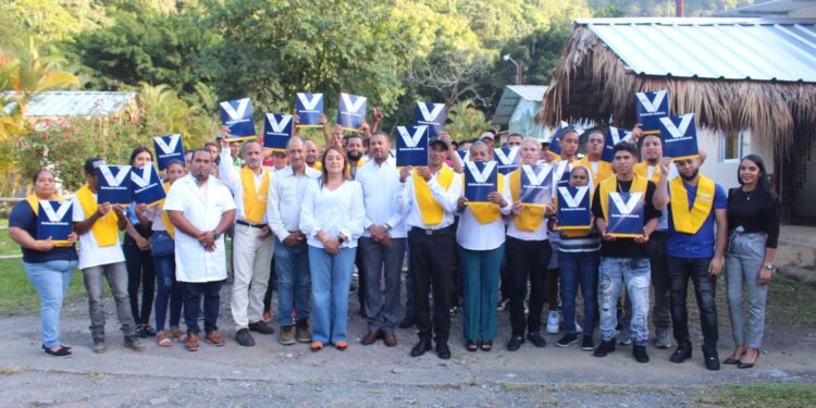 INFOTEP y Fundación Popular entrega certificados a 78 participantes capacitados en Loma de Blanco