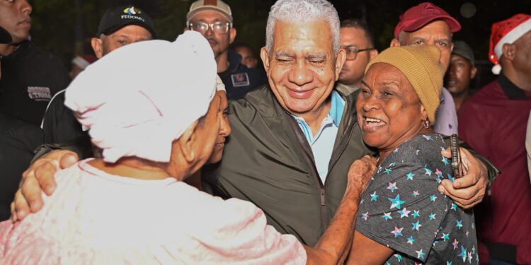 Senador Ricardo de los Santos concluye serie de aguinaldos navideños en Cotuí
