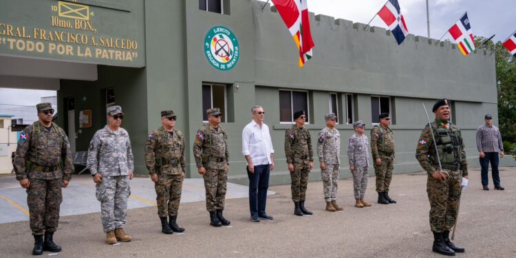 Durante almuerzo en Dajabón Presidente Abinader y ministro de Defensa Fernández Onofre envían mensaje navideño a las tropas