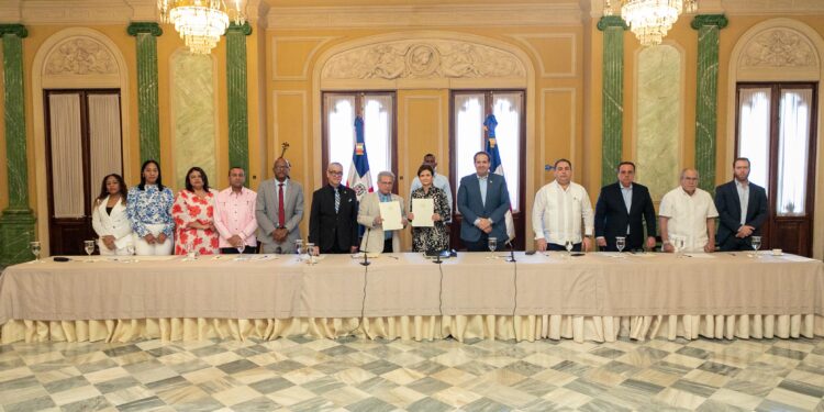 Raquel Peña firma acuerdo histórico entre el Gobierno y el Colegio Médico Dominicano