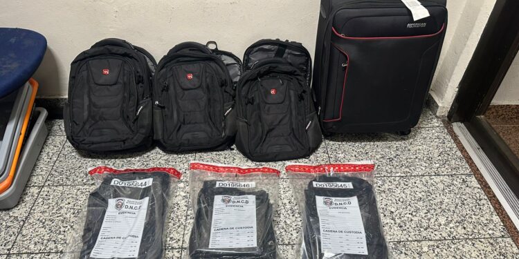 Intervienen mujer viajaría con 11 láminas de presunta cocaina a España