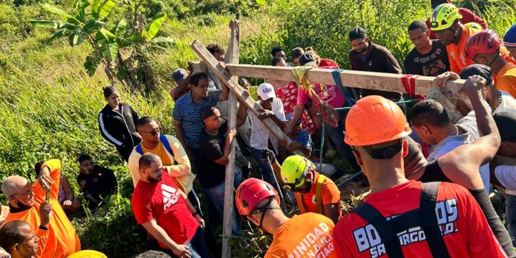 Rescatan envegeciente cayó en un hoyo donde permaneció 14 horas