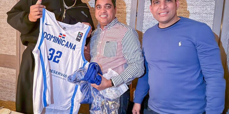 Ministro Kelvin Cruz y la súper estrella de la NBA Karl Anthony Town comparten en New York