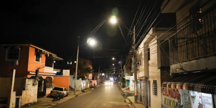 EDEEste mejora el alumbrado público en diversos sectores de la provincia Santo Domingo y el Distrito Nacional