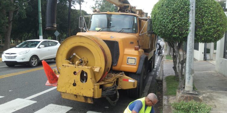 Alcaldía del DN intensifica operativos de limpieza de imbornales ante efectos de vaguada
