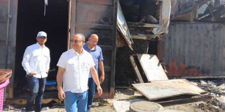 El senador Johnson Encarnación supervisa daños ocasionados por&nbsp; incendio en Carrizal Elías Piña