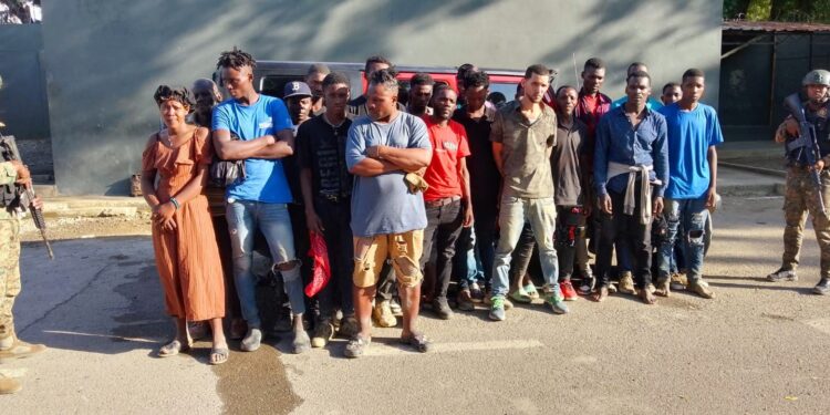 Patrulla del Ejército intercepta jeep con 20 nacionales haitianos indocumentados en Valverde