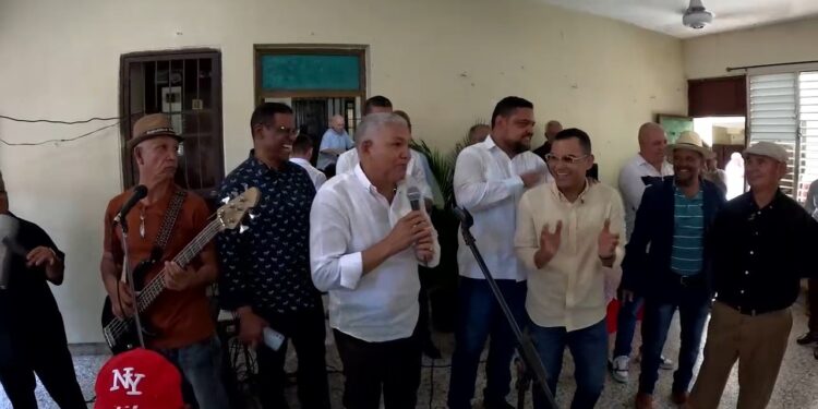 En Día de la Altagracia Radhamés González realiza fiesta a envejecientes y pide que sean cuidados