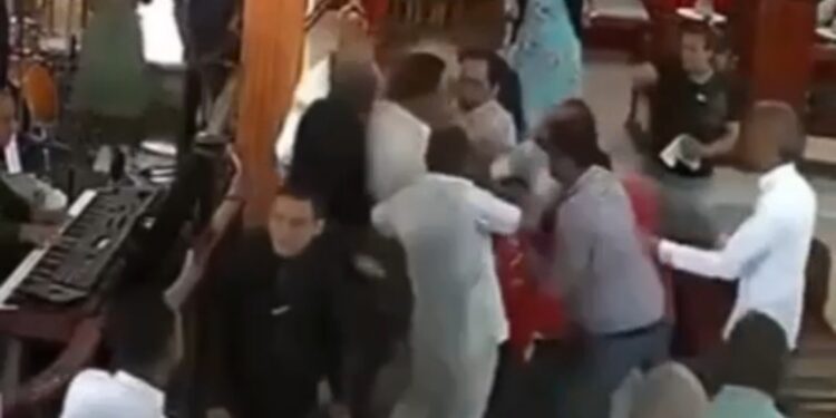 PN apresa hombre con alegados problemas mentales que irrumpió violentamente en iglesia de Higüey y agredió a varios feligreses.