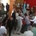 PN apresa hombre con alegados problemas mentales que irrumpió violentamente en iglesia de Higüey y agredió a varios feligreses.