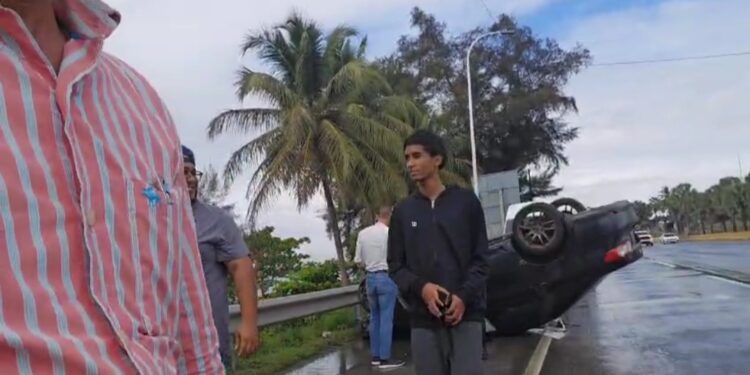 hombre se salva milagrosamente al accidentarse  en autopista las Américas, en medio de llovisnas