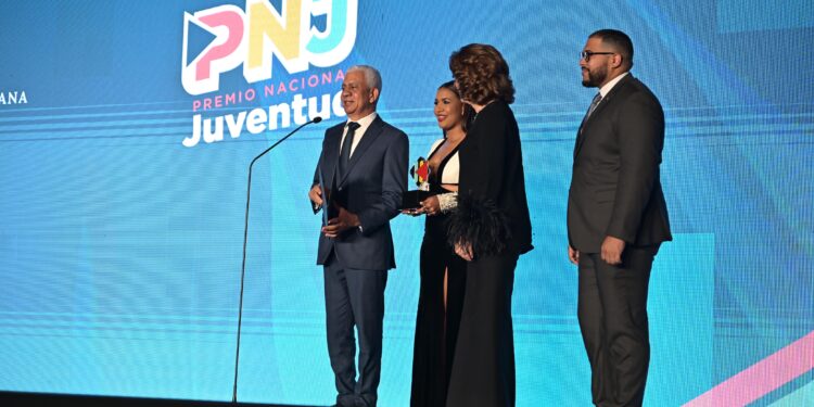 Ricardo de los Santos valora importanciade la juventud para el desarrollo de los pueblos  durante gala de Premios Nacional Juventud 2025