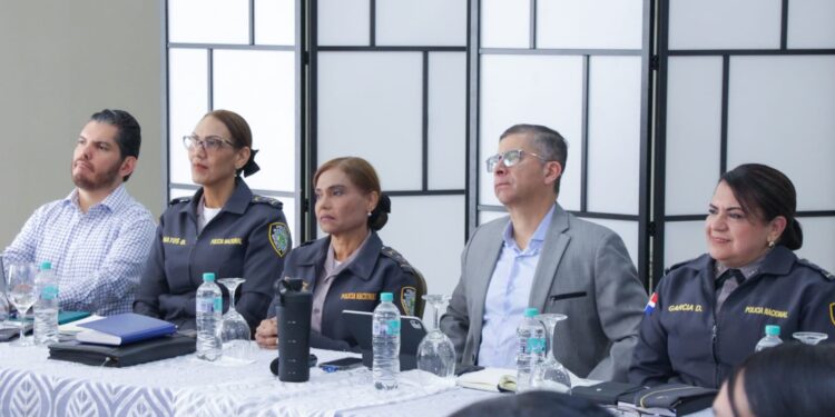 Comisionado para la Reforma Policial encabeza conversatorio con mujeres policías sobre Ley orgánica institucional