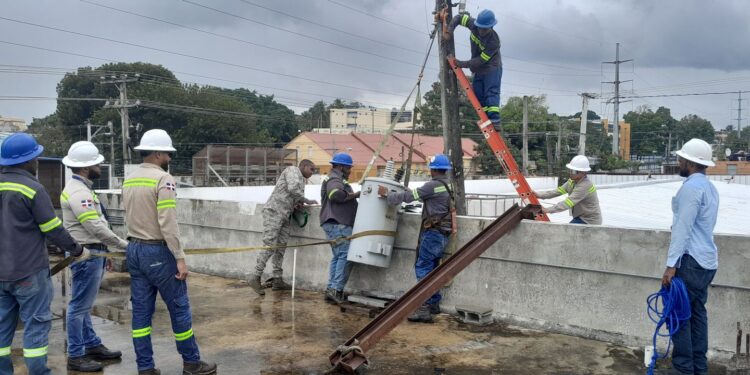 EDEESTE y PGASE desmantelan conexión eléctrica ilegal en SDN