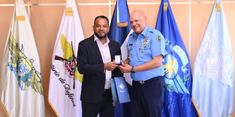 Fortalecen colaboración internacional en seguridad aeroportuaria CESAC recibe visita del enlace de la Policía de NY