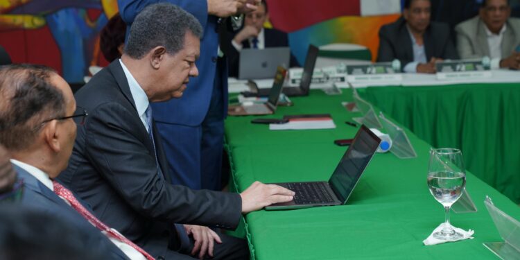 Leonel Fernández da inicio a la plenaria de votación del Congreso de FP y es el primero en ejercer su derecho al voto