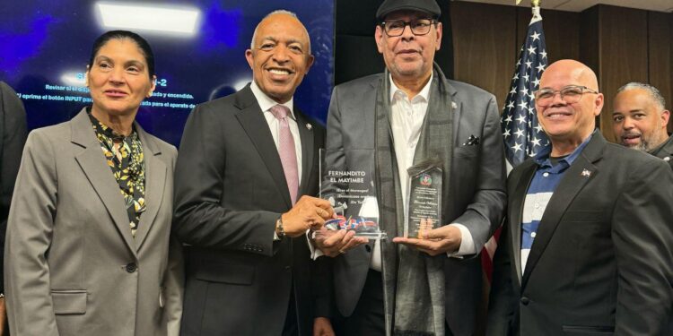 Consulado dominicano en New Jersey reconoce trayectoria artística de Fernando Villalona