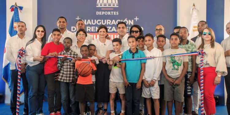Vicepresidenta Raquel Peña y ministro kelvin Cruz entregan dos obras y dan picazos en Dajabón