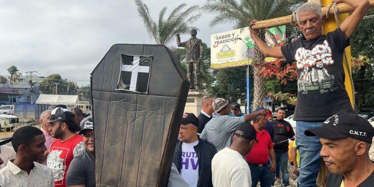 Transportistas se crucifican durante protestas en Santiago en demanda de reivindicaciones