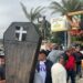 Transportistas se crucifican durante protestas en Santiago en demanda de reivindicaciones