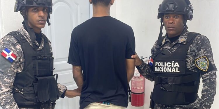 Detiene a dos hombres acusados de sustraer dinero, joyas y pertenencias personales en Arroyo Hondo